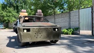 Ukrainische Mechaniker bauen Rallye-Autos in 'Kampfbuggys' um