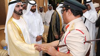 ضاحي خلفان نائب رئيس شرطة دبي يصافح الشيخ محمد بن راشد آل مكتوم حاكم دبي