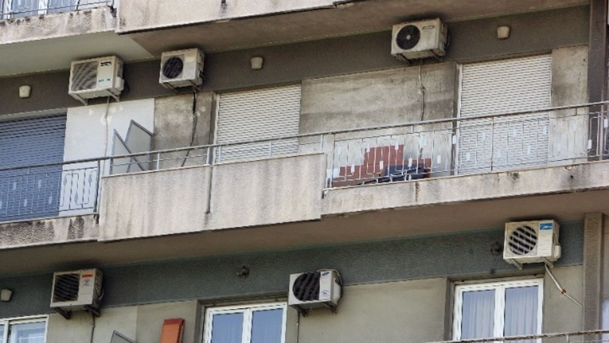 Μονάδες κλιματιστικών σε εξωτερικό χώρο πολυκατοικίας στην Αθήνα