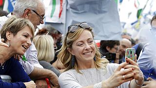 Giorgia Meloni egy párteseményen fotózkodik 2019-ben Rómában