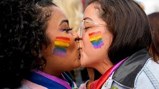 Deux jeunes femmes s'embrassent lors de la Gay pride à Sao Paulo au Brésil le dimanche 19 juin