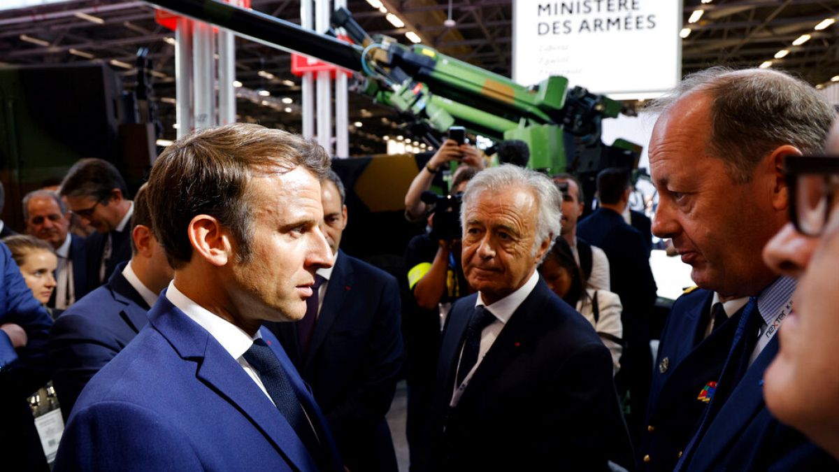Il presidente Macron a sinistra