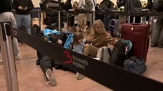 Várakozó utasok a brüsszeli reptéren