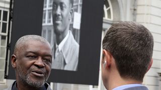 رولاند لومومبا، نجل باتريس لومومبا يتحدث إلى وسائل الإعلام عند وصوله لحضور مراسم تسلّم ضرس والده في قصر إيغمونت في  العاصمة البلجيكية بروكسل، 20 يونيو 2022.