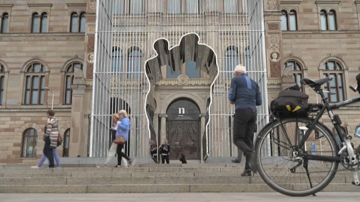 قنطرة فولاذية بارتفاع 12 متراً وهي من تصميم وتنفيذ الفنان الصيني المشهور والمدافع عن حقوق الإنسان، آي ويوي، تُعرض أمام المتحف الوطني في ستوكهولم