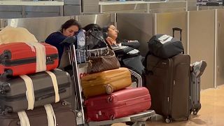 مسافرون نائمون في مطار بروكسل