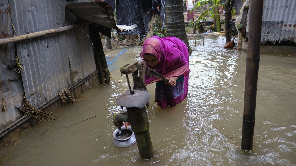 Das Wasser steht dieser Frau in Sylhet bis zu den Knien 