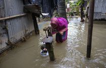 Das Wasser steht dieser Frau in Sylhet bis zu den Knien