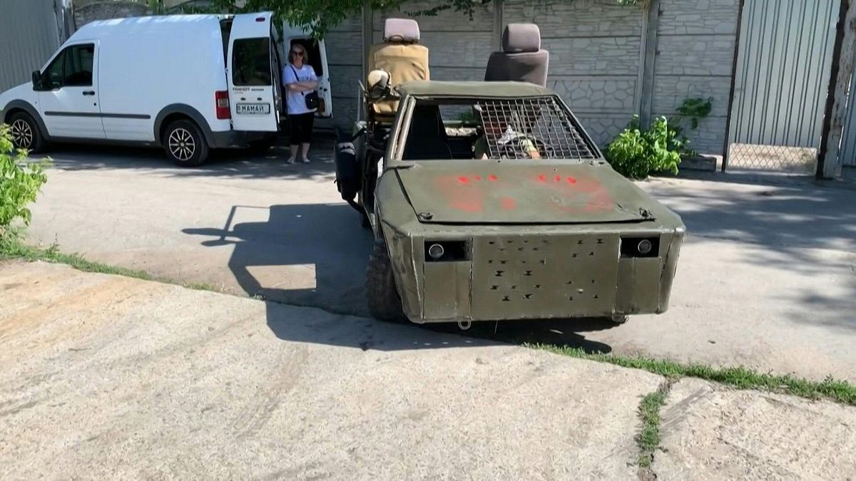 أوكرانيون يحولون سياراتهم الصغيرة إلى مدرعات حربية