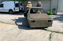 أوكرانيون يحولون سياراتهم الصغيرة إلى مدرعات حربية