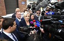 Le Pen kamerák gyűrűjében
