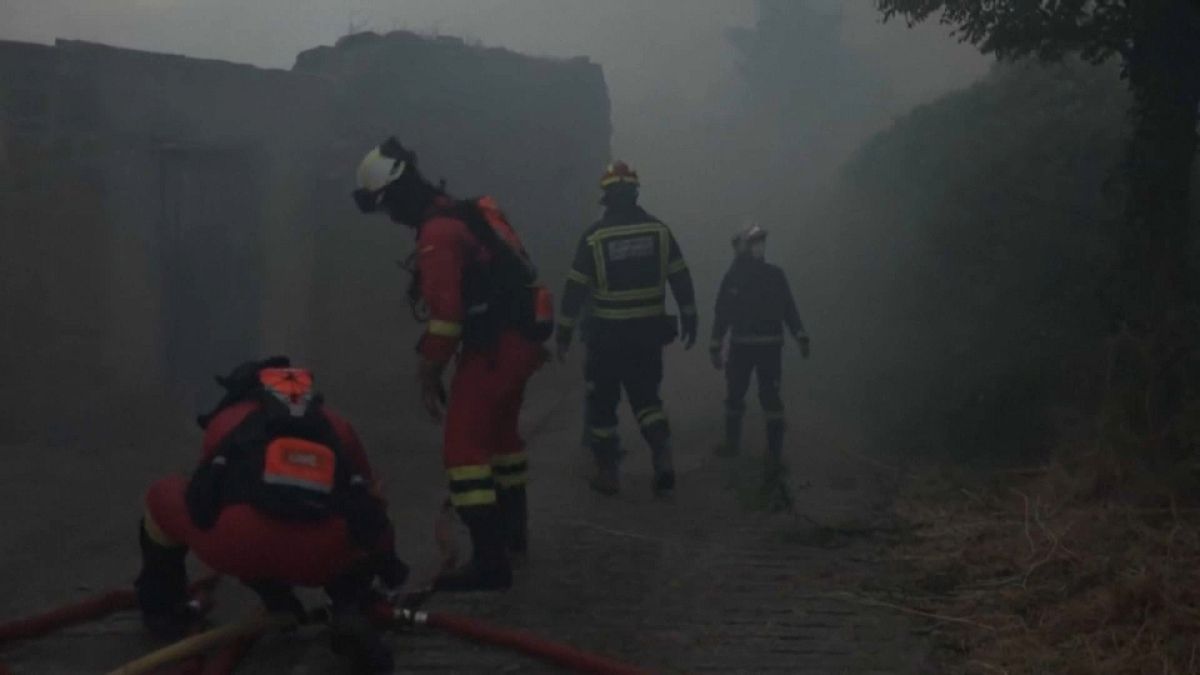 Bomberos sofocando las llamas en Navarra