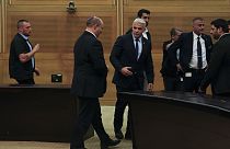 Naftali Bennett verlässt die Knesset mit gesenktem Kopf nach der Ankündigung von Neuwahlen