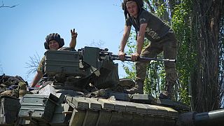 Ein ukrainischer Soldat zeigt das Vivtory-Zeichen an diesem Montag in der Region Donezk