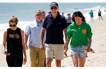 جو بايدن على الشاطئ مع حفيدته ناتالي بايدن، يسارا، وابنته آشلي بايدن، على اليمين، 20 يونيو، 2022 شاطئ ريهوبوث، ديل.