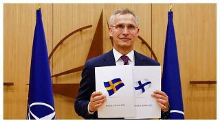 الأمين العام لحلف الناتو ينس ستولتنبرغ يعرض وثائق بينما تقدمت السويد وفنلندا بطلب للحصول على عضوية في بروكسل، بلجيكا،  مايو 2022