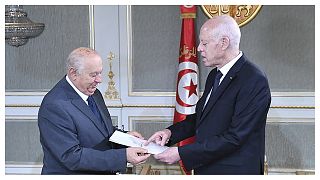 صادق بلعيد يقدم مسودة الدستور الجديد إلى الرئيس قيس سعيد (يمين) في قصر قرطاج في تونس العاصمة-20 يونيو 2022