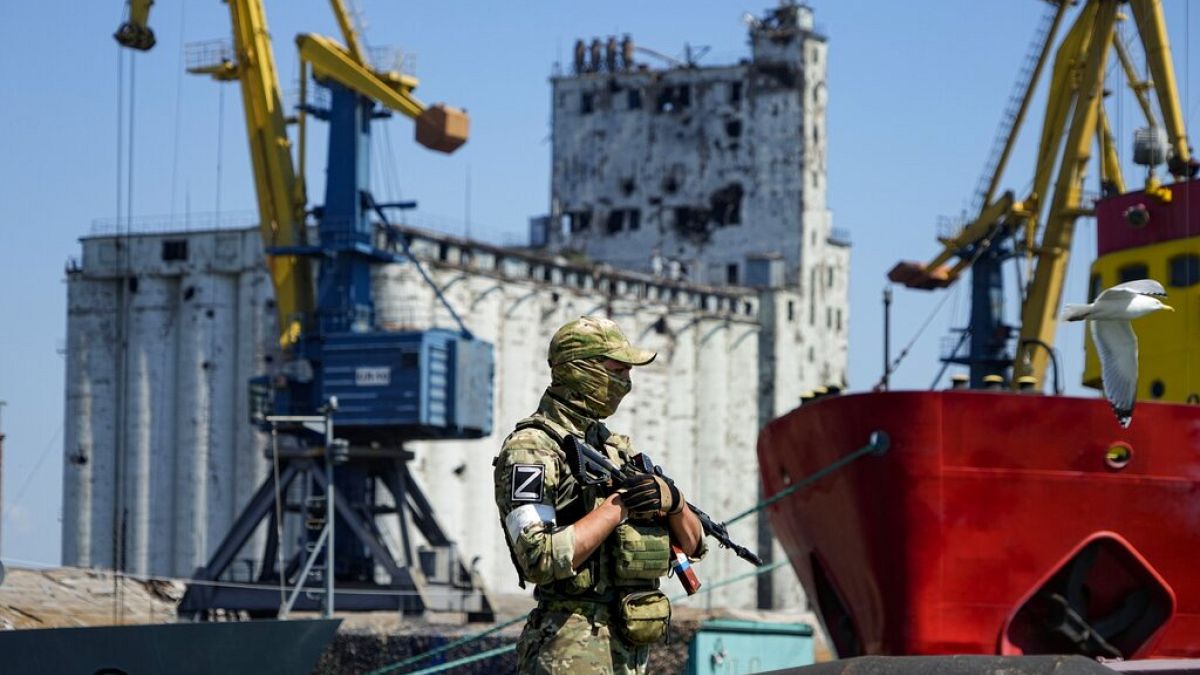 Soldado russo guarda porto de Mariupol, Ucrânia, durante crise de cereais