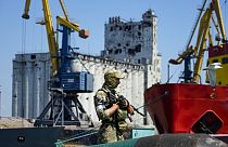 Soldat russe devant le port de Marioupol, 12/06/2022