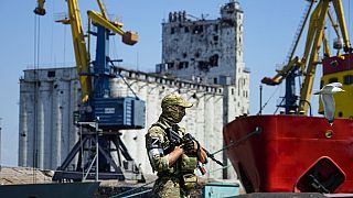 Soldado russo guarda porto de Mariupol, Ucrânia, durante crise de cereais