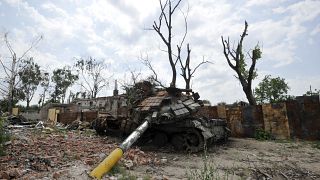 دبابة مدمرة في قرية نوفوسيليفكا خارج تشيرنيغيف وسط الغزو الروسي لأوكرانيا. 2022/06/21