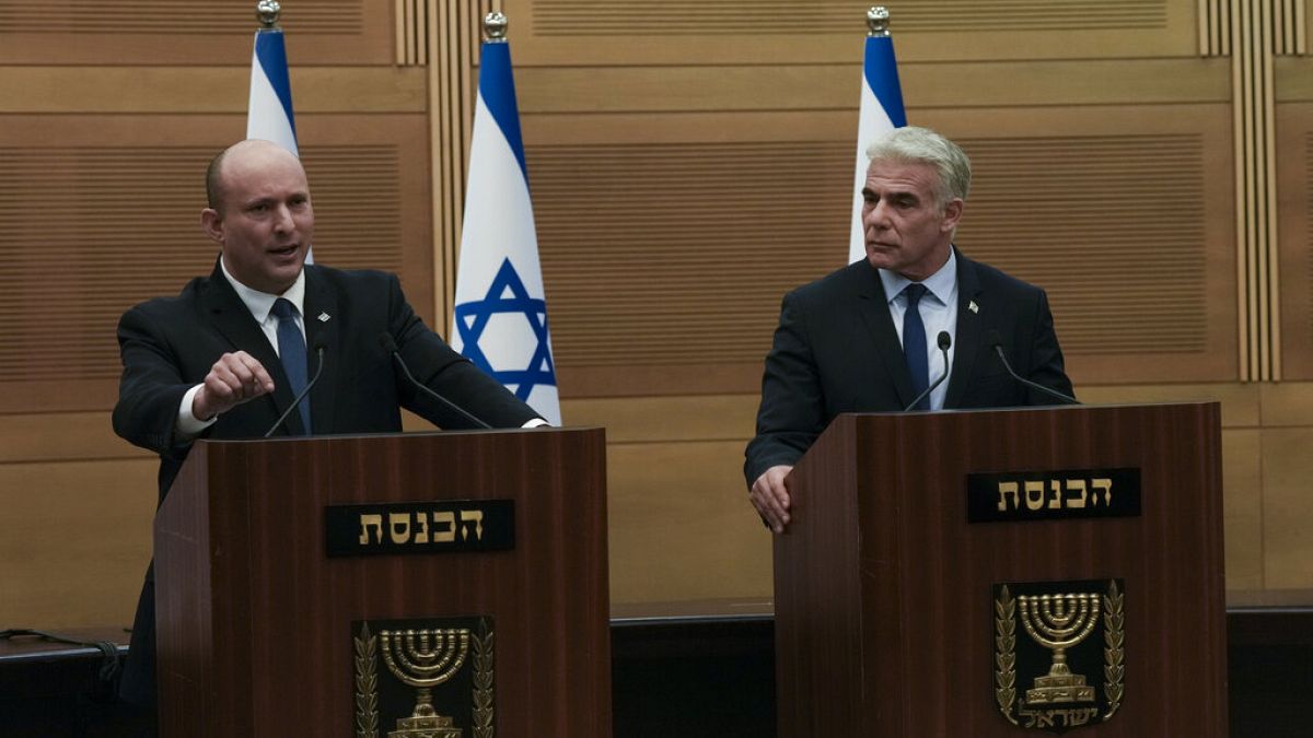 Il primo ministro israeliano Naftali Bennett, a sinistra, parla durante una dichiarazione congiunta con il ministro degli Esteri Yair Lapid, alla Knesset,  20 giugno 2022