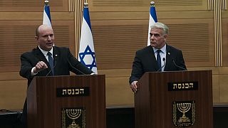 Il primo ministro israeliano Naftali Bennett, a sinistra, parla durante una dichiarazione congiunta con il ministro degli Esteri Yair Lapid, alla Knesset,  20 giugno 2022