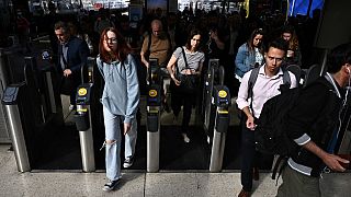 Les passager arrivent à la station de Waterloo à Londres. Les métros londoniens, comme les trains, fonctionnent à régime très réduit pendant la grève.