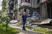 O διάσημος ηθοποιός του Χόλιγουντ Μπεν Στίλερ περιηγείται στους δρόμους του κατεστραμμένου από τους ρωσικούς βομβαρδισμούς Ιρπίν στα περίχωρα του Κιέβου