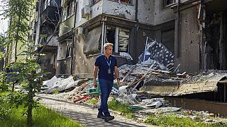 O διάσημος ηθοποιός του Χόλιγουντ Μπεν Στίλερ περιηγείται στους δρόμους του κατεστραμμένου από τους ρωσικούς βομβαρδισμούς Ιρπίν στα περίχωρα του Κιέβου