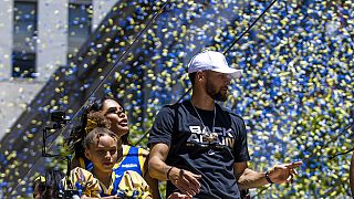 O ηγέτης των Γουόριορς Στεφ Κάρι κατά την παρέλαση των πρωταθλητών του ΝΒΑ στο Σαν Φρανσίσκο