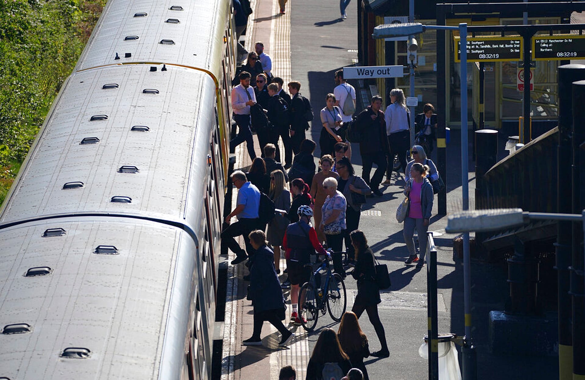 Rail chaos as Britain's biggest strike in years begins | Euronews