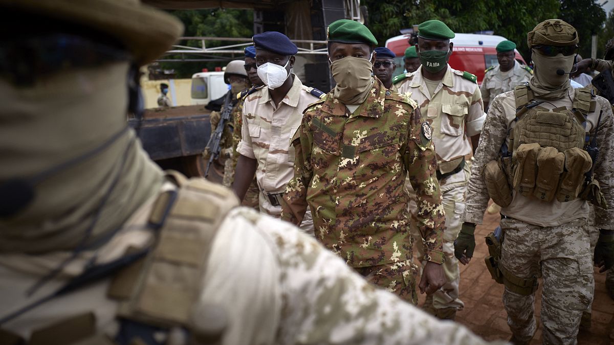 Mali'de darbe sonrası yönetime gelen Albay Assimi Goita (ortada) saldırılar sonrası ülkede üç günlük ulusal yas ilan etti.