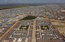 صورة من الأرشيف تظهر مخيماً للاجئين على الجانب السوري من الحدود مع تركيا، بالقرب من بلدة أطمة بمحافظة إدلب
