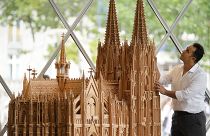 لاجئ سوري يصمم نسخة خشبية طبق الأصل من كاتدرائية كولونيا