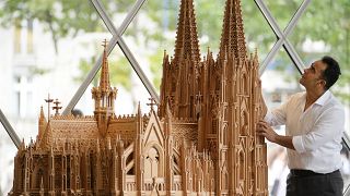 لاجئ سوري يصمم نسخة خشبية طبق الأصل من كاتدرائية كولونيا