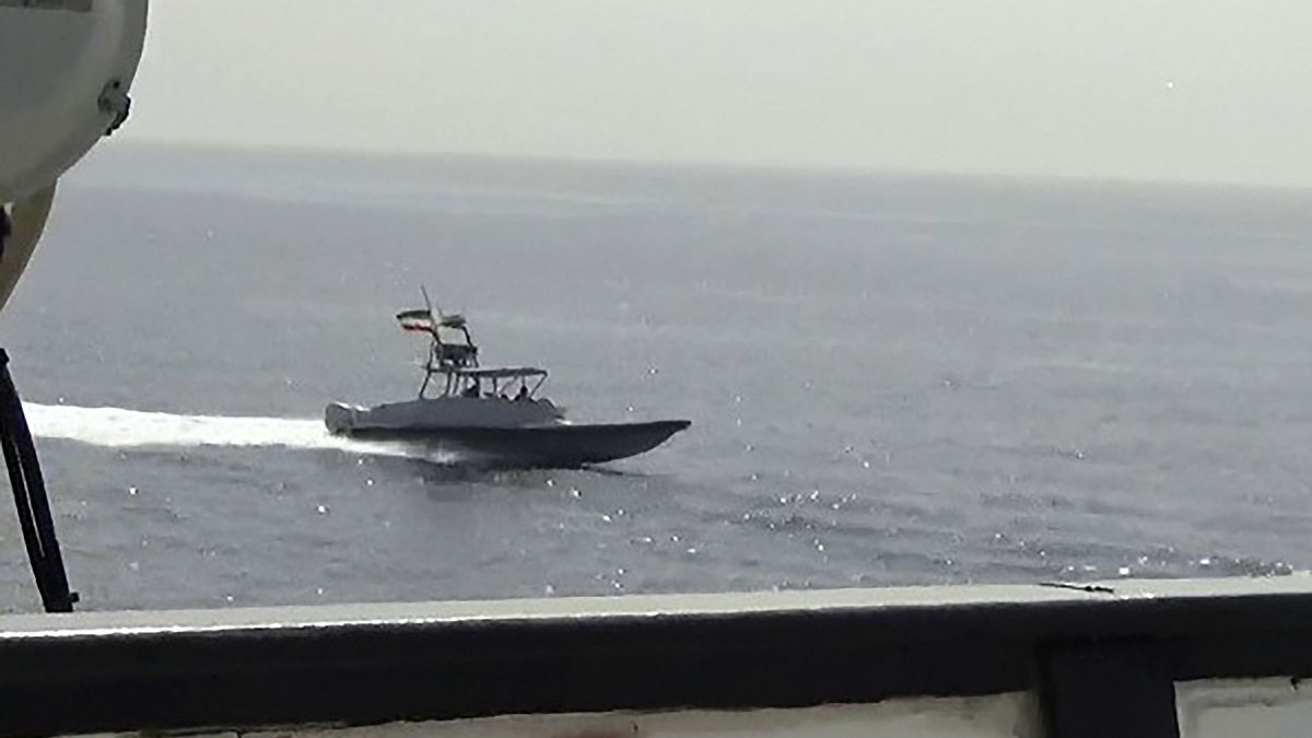 قارب تابع لبحرية الحرس الثوري الإيراني على مقربة من سفينة يو إس إس سيروكو