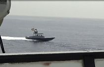 قارب تابع لبحرية الحرس الثوري الإيراني على مقربة من سفينة يو إس إس سيروكو