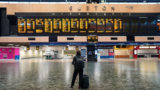  در اولین روز اعتصاب سراسری شبکه ریلی در انگلیس مسافری در ایستگاه استون لندن به تابلوی حرکت قطارها نگاه می کند
