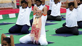 Narendra Modi, indiai miniszterelnök jógázik a Nemzetközi Jóganapon