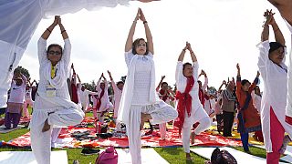 Menschen in Kathmandu in Nepal machen anlässlich des Internationalen Yogatags gemeinsam Yogaübungen.