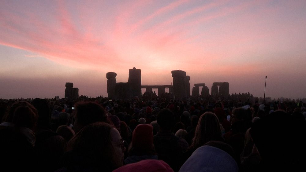 VIDEO : Sun rises behind Stonehenge on summer solstice