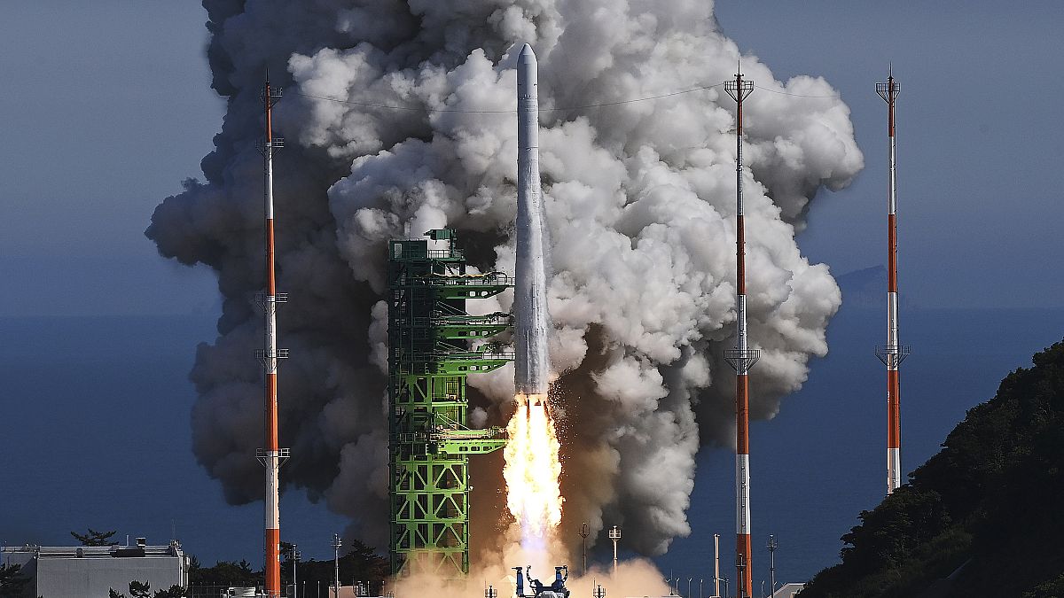 إنطلاق أول صاروخ فضائي محلي الصنع من منصة مركز نارو للفضاء في غوهونغ بكوريا الجنوبية