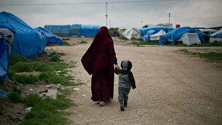 Belçika vatandaşı Samira, Roj Kampında oğluyla yürürken (arşiv)