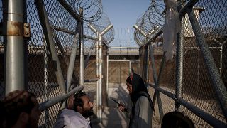 نیروهای طالبان در حال نگهبانی در زندان پل چرخی