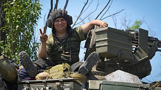 Ein ukrainischer Soldat zeigt das Victory-Zeichen in die Kamera in Donezk, Ostukraine (20. Juni 2022)