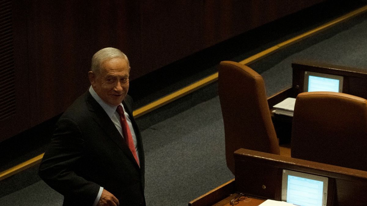 رئيس الوزراء الإسرائيلي السابق بنيامين نتنياهو بعد حضوره الجلسة الصيفية الأولى للكنيست، في القدس.
