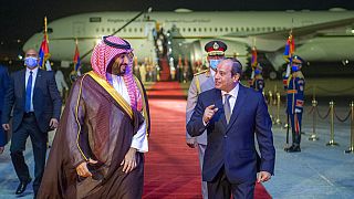 Mısır Cumhurbaşkanı Abdulfettah el Sisi (sağ), ülkesini ziyaret eden Suudi Arabistan Veliaht Prensi Muhammed bin Selman'ı havaalanında karşıladı