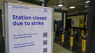 Sztrájkra figyelmezető tábla London egyik metróállomásán