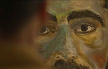  الرسام مصطفى عظيميتابار ينظر إلى إحدى لوحاته